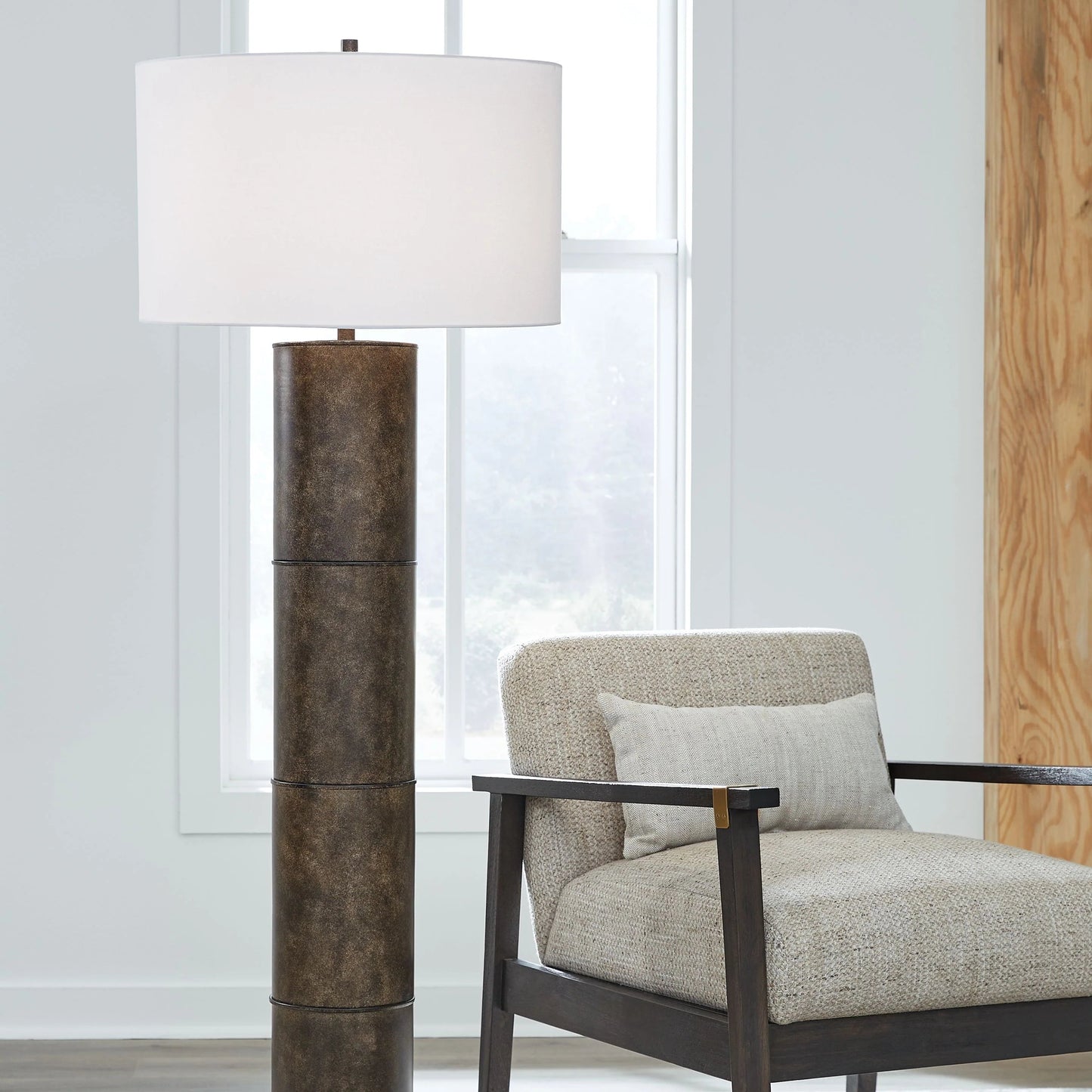 Organic Modern Floor Lamp with Sleek Metal Frame - Hirohito